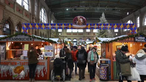 Christmas-market-in-Zurich-train-station