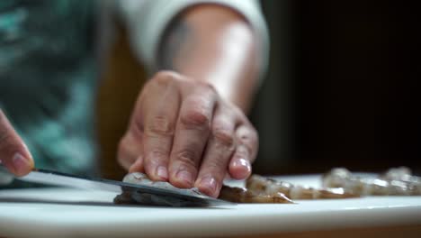 Chef-Cortando-Camarones-Frescos-En-Ceviche-De-Corte-De-Mariposa-Medio-Marisco