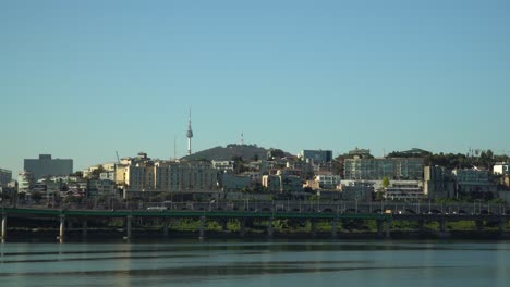 N-Seoul-Tower-über-Blauem-Wolkenlosem-Himmel-Vom-Han-Fluss