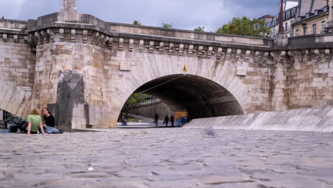 timelapse-of-people-walking-along-the-Seine-river-Paris