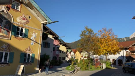 Fritz-Prölß-Platz-Mit-Bunten-Wandmalereien-An-Historischen-Gebäuden-In-Der-Altbayerischen-Stadt-Mittenwald-In-Deutschland