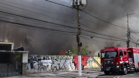 Acrid-black-smoke-rises-from-large-urban-fire-in-Sao-Paulo,-Brazil,-on-Tereza-Cristina-avenue,-Ipiranga-district