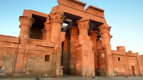 Exterior-entrance-of-Temple-of-Kom-Ombo-in-Egypt-during-sunset,-tourists-walking