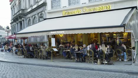 Restaurants-Und-Bars-Sind-Nach-Wochenlangen-Sperrbeschränkungen-Aufgrund-Des-Ausbruchs-Der-Coronavirus-Krankheit-In-Brüssel,-Belgien,-Wieder-Geöffnet