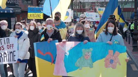 Menschen-Protestieren-In-Seoul-Mit-Plakaten-„Putin-Hände-Weg-Von-Der-Ukraine“,-„Kein-Krieg-In-Der-Ukraine“,-Während-Die-Ukrainer-Gegen-Den-Russischen-Krieg-Gegen-Die-Friedliche-Ukraine-Marschieren