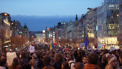 Tausende-Von-Menschen-Protestieren-Gegen-Den-Krieg-In-Der-Ukraine-Und-Russische-Militäraktionen-Auf-Dem-Platz-Vaclavske-Namesti-Im-Zentrum-Von-Prag,-Tschechische-Republik