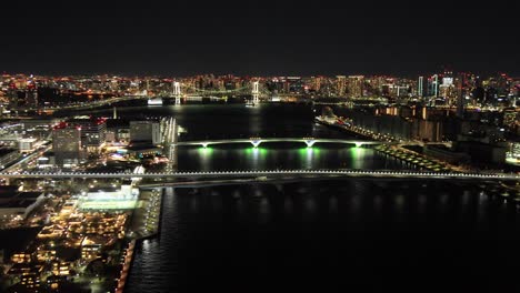 Vista-Nocturna-Del-Famoso-Puente-Del-Arco-Iris-De-La-Ciudad-De-Tokio-En-Japón