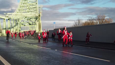 Zeitlupe-Straße-Wohltätigkeit-Santa-Dash-Spaß-Laufen-über-Runcorn-Silver-Jubilee-Bridge