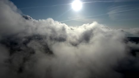 Luftaufnahme-Der-Sonne,-Die-über-Flauschigen-Weißen-Wolken-Scheint