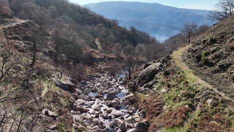 Atemberaubender-Blick-Auf-Den-Flusslauf-Im-Valle-Del-Jerte,-Spanien