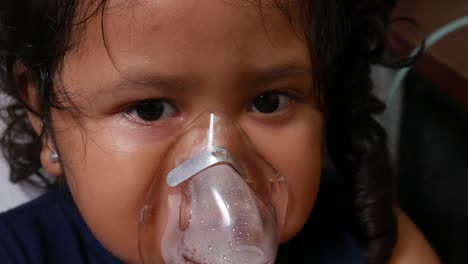 Ein-Indonesisches-Mädchen-Wird-Vernebelt,-Um-Ihre-Atemwege-Zu-Heilen