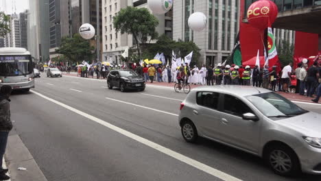Policía-Filma-Antirracismo-Manifestantes-Antigubernamentales-En-Avenida-Paulista