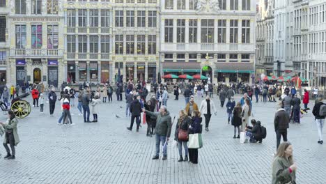 Groups-of-tourists-in-the-UNESCO-world-heritage-site-Grand-Place-in-Brussels,-Belgium