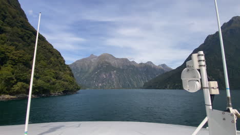 Milford-Sound-cruise,-view-from-front-of-vessel-in-Fiordland-National-Park,-New-Zealand
