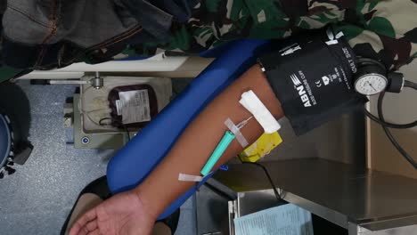 Yogyakarta,-Indonesien-–-26.-Februar-2022:-Nahaufnahme-Eines-Armschusses-Während-Einer-Blutspende-In-Einem-Transfusionszentrum