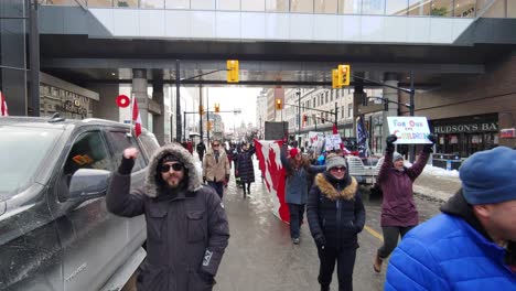 Familias-De-Camioneros-Que-Protestaban-Contra-El-Mandato-De-Vacunación-En-Ottawa,-Ontario,-Canadá
