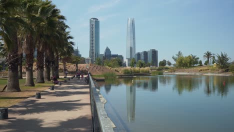 Schöner-Teich-Im-Bicentenario-Park-Mit-Luxuriösen-Modernen-Wolkenkratzern-Im-Hintergrund-Tagsüber,-Santiago,-Chile