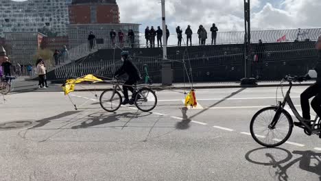 Protest-Gegen-Autos-Und-Umweltverschmutzung-In-Der-Stadt-Hamburg-Mit-Fahrrädern