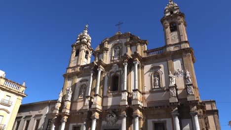 Plaza-De-La-Ciudad-Frente-A-La-Gran-Iglesia-De-San-Domenico-En-Palermo,-Sicilia,-Italia
