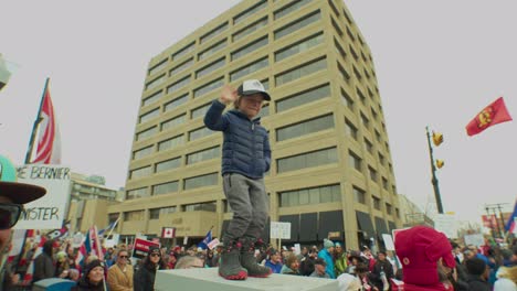 Niño-Bailando-Y-Saludando-Calgary-Protesta-En-Cámara-Lenta-5-De-Febrero-De-2022