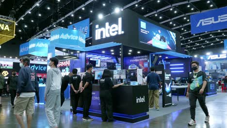 Intel-Muestra-Tecnología-En-El-Evento-Informático-Commart-Thailand-2022-En-Bitec-Bangna-Bangkok,-Tailandia
