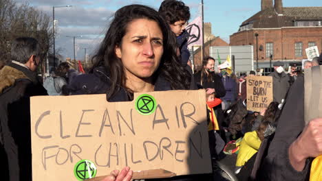 Eine-Frau-Hält-Bei-Einer-Protestkundgebung-Gegen-Eine-Neue-Müllverbrennungsanlage-In-Edmonton-Ein-Plakat-Mit-Der-Aufschrift-„Saubere-Luft-Für-Kinder“.