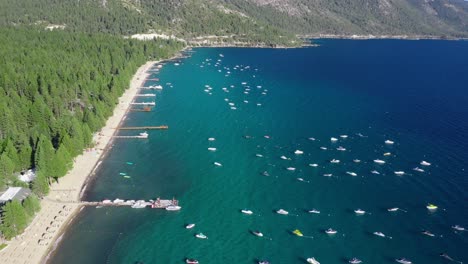 Boote-Schwimmen-Im-Ruhigen-Blauen-Wasser-Des-Lake-Tahoe-Mit-Strand-Im-Sommer