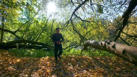 Ein-Mann-Macht-Während-Der-Herbstsaison-In-Litauen-Einen-Sprung-über-Einen-Baumstamm-–-Kamerafahrt