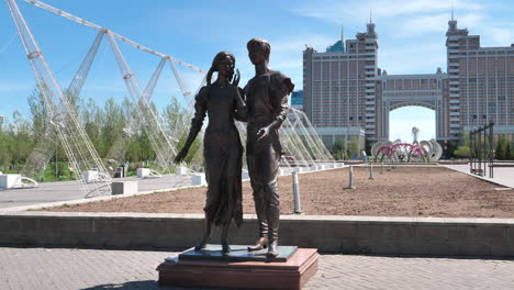 Escultura-De-Estatua-De-Bronce-Con-Un-Par-De-Amantes-En-El-Parque-Público-En-El-Centro-De-La-Ciudad-De-La-Capital-Moderna-Astana-Ahora-Nursultan