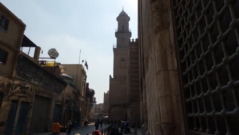 Menschen-Schlendern-Durch-Die-Bezaubernden-Straßen-Des-Islamischen-Kairo,-Kairo,-Ägypten