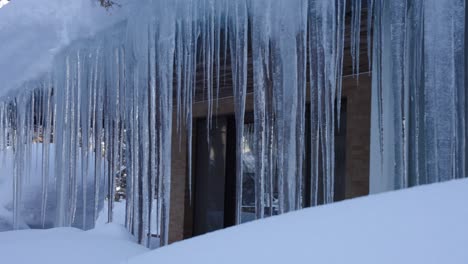 Haus-Bedeckt-Mit-Eiszapfen-Im-Harten-Winter,-Nagano,-Japan