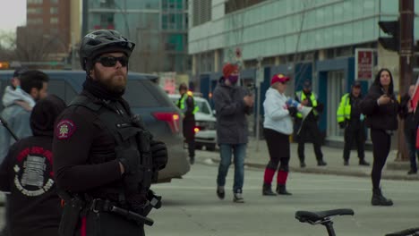 Polizist-Calgary-Protestiert-In-Zeitlupe-Am-5.-Februar-2022