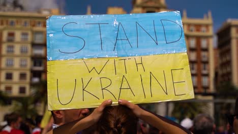 Bei-Protesten-Wird-Das-Schild-„Steht-An-Der-Seite-Der-Ukraine“-Hochgehalten