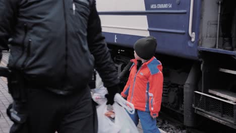 Ukrainische-Flüchtlinge-Laufen-Mit-Reisetaschen-über-Den-Bahnsteig