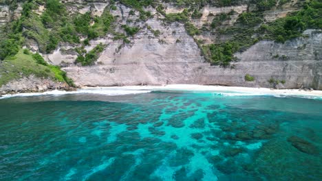 Luftdrohnenvideo-Vom-Diamond-Beach-Auf-Der-Insel-Nusa-Penida-In-Bali,-Indonesien