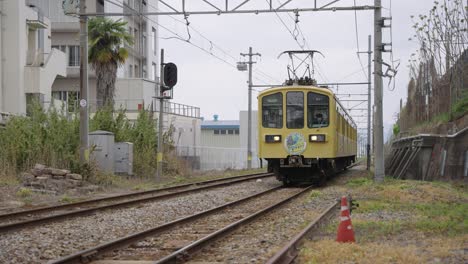 Lokale-Linie-Ohmi-Tetsudo,-Die-Am-Bahnhof-Toyosato-In-Der-Präfektur-Shiga-Ankommt