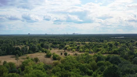 Luftaufnahme-Des-Tals-Und-Des-Waldes-Mit-Reaktor-4-Sarkophag-Des-Kernkraftwerks-Tschernobyl-In-Der-Ferne