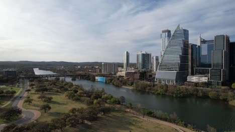 Austin-Drohnen-Skyline-Den-Fluss-Hinunter