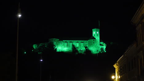 Toma-Del-Castillo-De-Ljubljana-Desde-El-Centro-De-La-Ciudad-Por-La-Noche,-Eslovenia