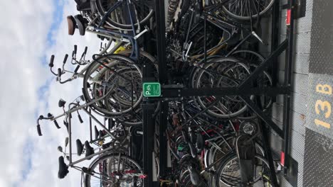 Estacionamiento-Para-Bicicletas-Cerca-De-Amsterdam,-La-Estación-Central-Y-El-Río-Amstel