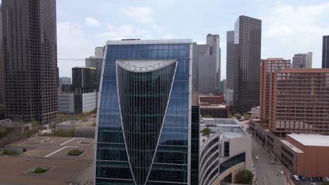 Aerial-view-overlooking-the-Dallas-Museum-of-Art-and-quiet-streets-in-middle-of-skyscrapers-in-downtown-Dallas,-sunny,-spring-day-in-Texas,-USA---tracking,-drone-shot