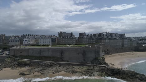 Drone-footage-of-the-Wall-of-Saint-Malo,-Bretagne,-France