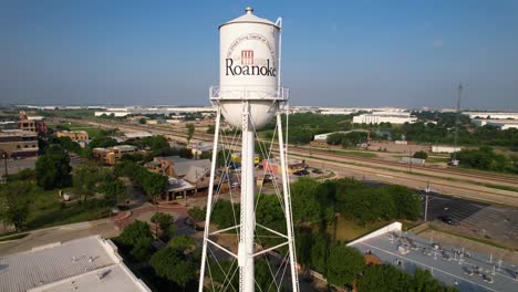 Luftaufnahmen-Des-Wasserturms-Von-Roanoke,-Texas