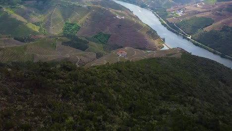 Luftaufnahmen-Des-Douro-Tals-In-Der-Nähe-Von-Porto.-Dies-Ist-Einer-Der-Schönsten-Weinberge-Für-Portowein-In-Portugal