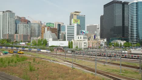 Ein-Koreanischer-Express--Oder-KTX-Hochgeschwindigkeitszug,-Der-Im-Hauptbahnhof-Von-Seoul-Ankommt