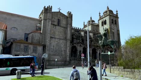 Gente-Y-Turista-Caminando-Cerca-De-Se-En-Porto,-Portugal