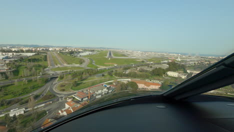 Avión-Acercándose-Y-Aterrizando-En-El-Aeropuerto-De-Lisboa