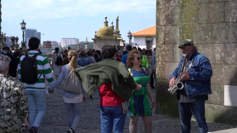 Crowd-of-tourists-at-Terreiro-da-Sé-during-Easter-long-weekend,-Porto,-Portugal