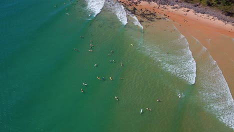 Draufsicht-Auf-Mehrere-Surfer-Auf-Dem-Türkisfarbenen-Meer-Im-Noosa-Nationalpark-In-Der-Nähe-Von-Noosa-Heads-In-Queensland,-Australien