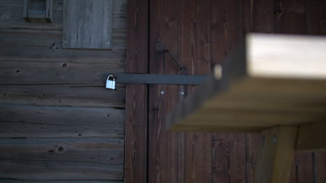 Geheimnisvolle-Holztür-Mit-Einem-Vorhängeschloss-Verschlossen